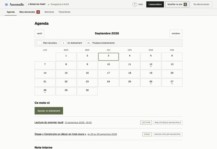 L'écran de l'agenda : un mois affiché, les jours qui portent un événement marqués, et la liste dessous.