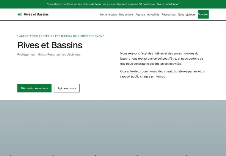 Page d'accueil d'une association environnementale : une phrase manifeste, deux boutons, une bande photo de zone humide.