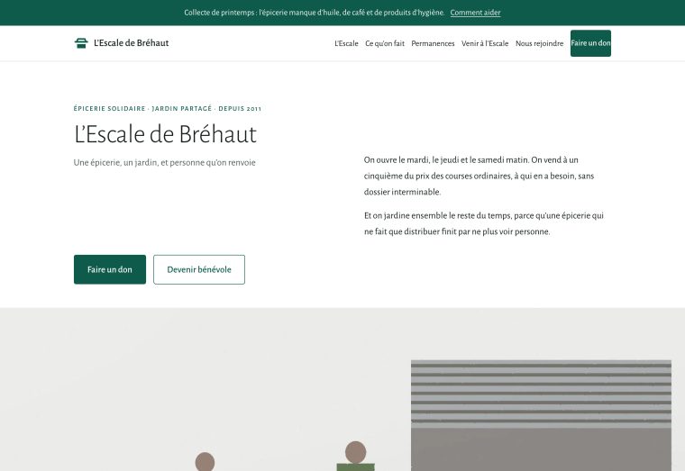 Page d'accueil d'une épicerie solidaire : un comptoir, des bénévoles, beaucoup de blanc.