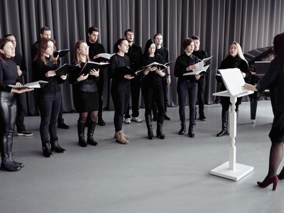 L’atelier voix : le demi-cercle de chaises et de pupitres.
