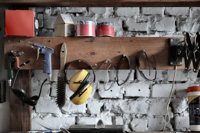 L’atelier décors : l’établi devant le tableau d’outils.