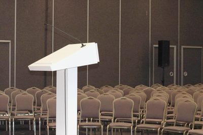 Une assemblée de la fédération : la tribune, la banderole, les rangs de chaises.