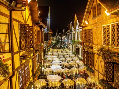 Le stand de la compagnie à la fête du village, sous le barnum.