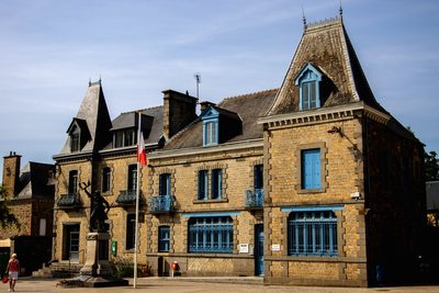 La mairie de la commune : la façade symétrique, le fronton, le perron.