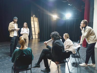 Une répétition : le demi-cercle de chaises et de pupitres, au milieu de la salle.