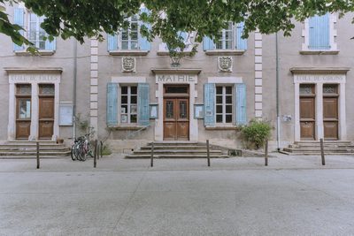 La mairie de la commune : la façade symétrique, le fronton, le perron.