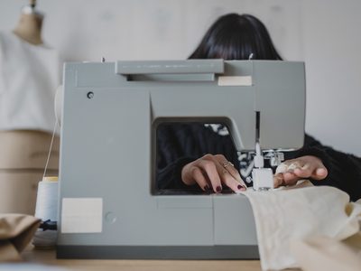 L’atelier couture : l’établi et le tableau d’outils.
