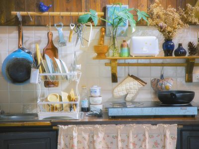 La cuisine : le plan de travail et les étagères.