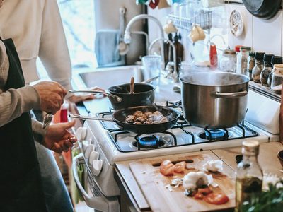 L’atelier cuisine : le plan de travail et les étagères.
