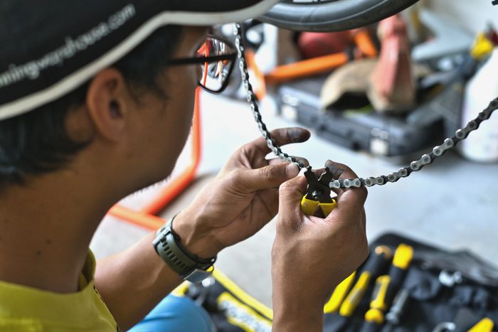 L’atelier vélo : l’établi devant le tableau d’outils.
