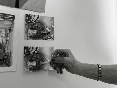Le montage d’une exposition : l’escabeau, la caisse ouverte, une œuvre encore au sol.
