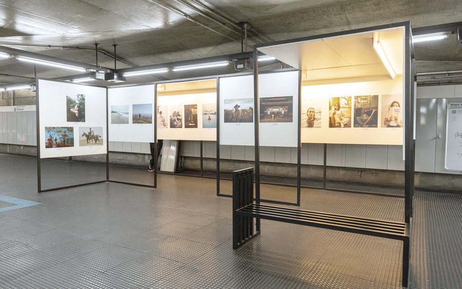 Le montage de l’exposition : une œuvre encore au sol, l’escabeau au centre.