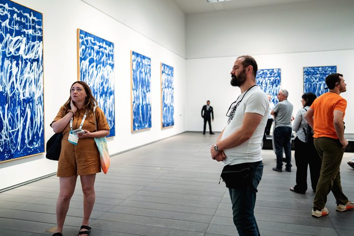 La grande salle pendant une exposition, quatre œuvres accrochées.