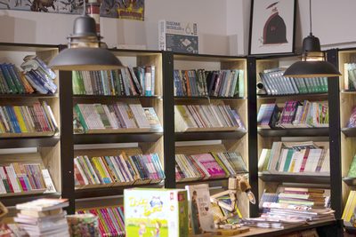 La librairie du lieu : les rayons, la table de présentation, le comptoir.