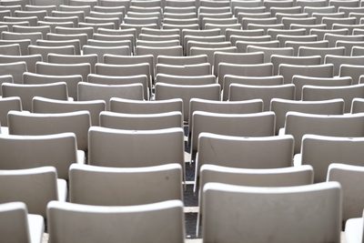 Une assemblée du réseau régional : tribune et rangs de chaises.