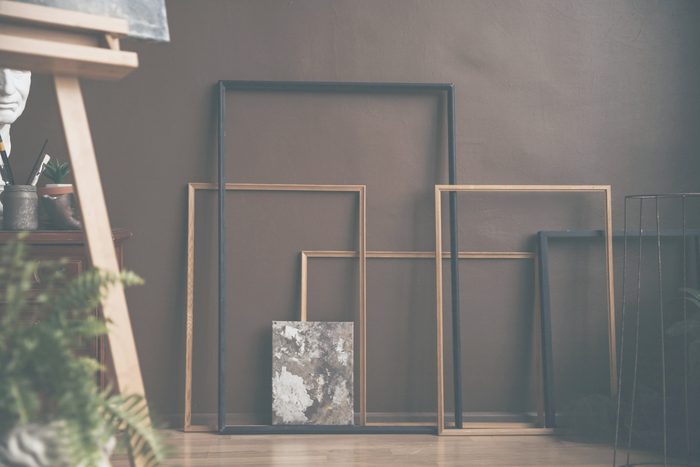 L’atelier de résidence : une œuvre appuyée au mur, une caisse ouverte, l’escabeau.