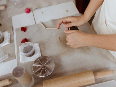 L’atelier pendant un stage : les tables, le matériel étalé.