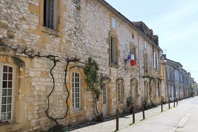 La mairie : la façade symétrique, le fronton, le perron.