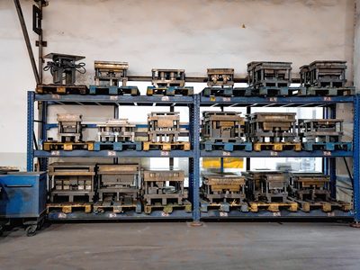Le local de stockage : rayonnages, palettes, quai.