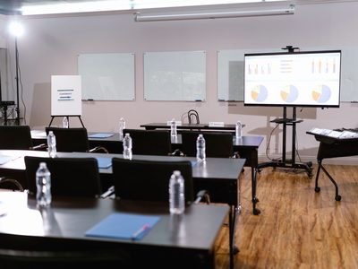 Une salle de formation : l’écran, la table, quelques chaises.