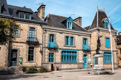 La mairie : la façade symétrique, le fronton, le perron.