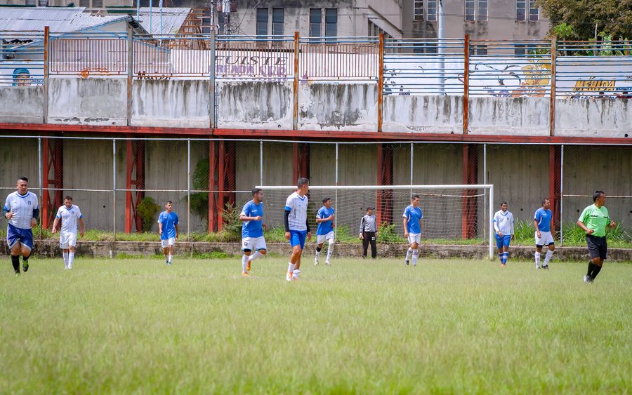 Le terrain de football, un dimanche de match.