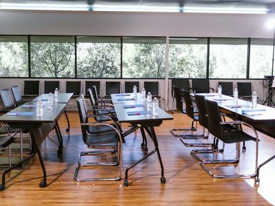 La formation à l’arbitrage : l’écran, la table, les rangs de chaises.
