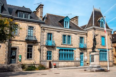La mairie de la commune : la façade symétrique, le fronton, le perron.