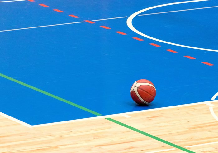 Le gymnase : le panier, les gradins, les lignes peintes au sol.