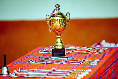 La remise des prix du tournoi : les trois blocs du podium sous la banderole.