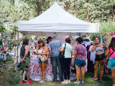 Le stand du club sous son barnum, caisses sur tréteaux.